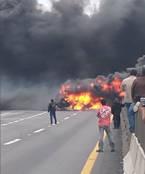 Video: Explota pipa en carretera de Veracruz